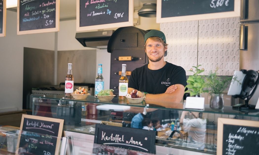 Stephan Wilke-Boer in seinem Foodtruck Erdapfel © Marc von Martial